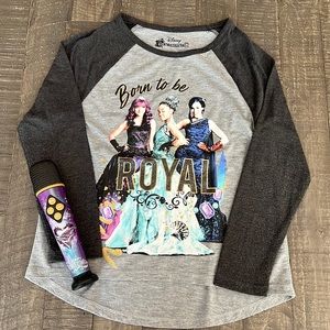 Decendants shirt and microphone